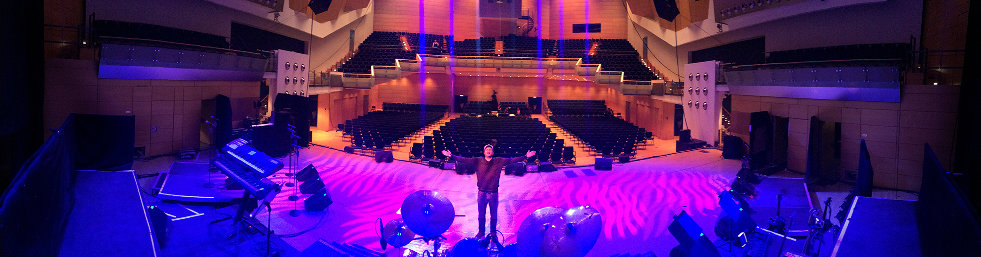 Schauspieler-Alexander-Gregor-auf-der-Buehne-der-Georg-Friedrich-Haendel-Halle-in-Elvis-Das-Musical